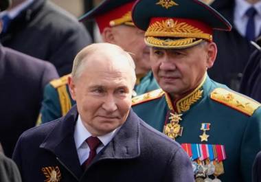 Putin ha propuesto que el primer viceprimer ministro Andrei Belousov, de 65 años, quien anteriormente se destacó como asistente del Ministerio de Desarrollo Económico, asuma el mando del Ministerio de Defensa.