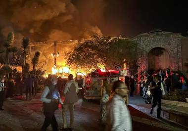 El caos se desató rápidamente, y al menos 22 personas resultaron heridas por quemaduras en medio del pánico y la confusión.
