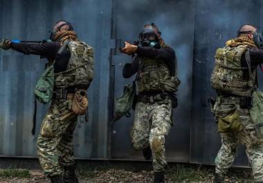 El curso de Fuerzas Especiales de la Marina tiene una tasa de deserción cercana al 70%, lo que lo convierte en uno de los entrenamientos militares más exigentes de Latinoamérica. El curso de Fuerzas Especiales de la Marina tiene una tasa de deserción cercana al 70%, lo que lo convierte en uno de los entrenamientos militares más exigentes de Latinoamérica.