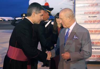 El rey Carlos III de Gran Bretaña y la reina Camila (no en la imagen) son recibidos después de llegar al aeropuerto de Ciampino en Roma, en vísperas de su visita de estado al Vaticano. El rey Carlos III de Gran Bretaña y la reina Camila (no en la imagen) son recibidos después de llegar al aeropuerto de Ciampino en Roma, en vísperas de su visita de estado al Vaticano.
