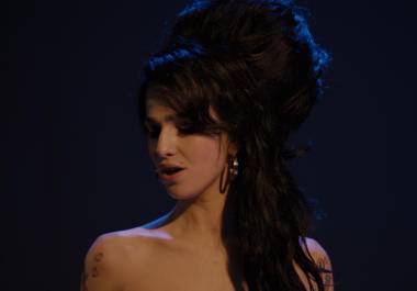 La cantante recibió 5 premios Grammy en una noche, aunque no pudo asistir ya que su Visa fue negada por tener problemas con sustancias ilícitas.