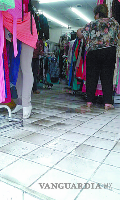 $!Provoca aguacero se desborde drenaje en locales comerciales de Saltillo