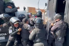 Autoridades de la Secretaría de Seguridad Pública impidieron el paso a manifestantes invidentes y débiles visuales en su trayectoria al Zócalo de la Ciudad de México.