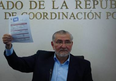 El senador Adán Augusto López Hernández ha sido acusado de realizar negocios al amparo del poder a través de empresas ligadas a su círculo político. El senador Adán Augusto López Hernández ha sido acusado de realizar negocios al amparo del poder a través de empresas ligadas a su círculo político.