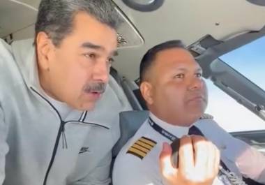 En esta imagen tomada de un video publicado en la cuenta de Facebook del presidente venezolano, Nicolás Maduro, el 15 de diciembre de 2023, Maduro se ve junto al piloto Bitner Villegas en la cabina de un avión. En esta imagen tomada de un video publicado en la cuenta de Facebook del presidente venezolano, Nicolás Maduro, el 15 de diciembre de 2023, Maduro se ve junto al piloto Bitner Villegas en la cabina de un avión.