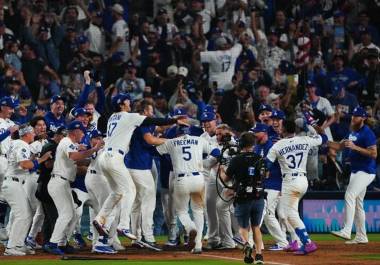 En un maratónico Juego 3 de la Serie Mundial 2025, los Dodgers de Los Ángeles derrotaron 6-5 a los Azulejos de Toronto en 18 entradas, gracias a un cuadrangular decisivo de Freddie Freeman. En un maratónico Juego 3 de la Serie Mundial 2025, los Dodgers de Los Ángeles derrotaron 6-5 a los Azulejos de Toronto en 18 entradas, gracias a un cuadrangular decisivo de Freddie Freeman.