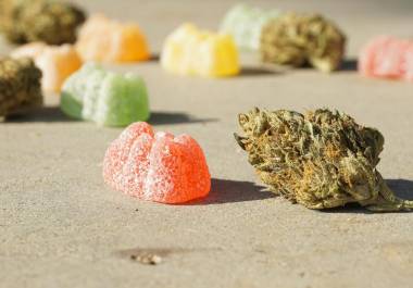 “Los comestibles te permiten disfrutar del cannabis sin los efectos secundarios negativos de fumar”, se lee en el sitio web de Kiva, que fabrica barras de chocolate y gomitas con sabor a fruta.