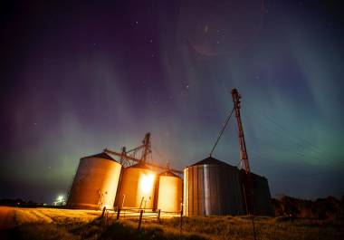 La aurora boreal, también conocida como aurora boreal, es visible sobre Homestead, Iowa