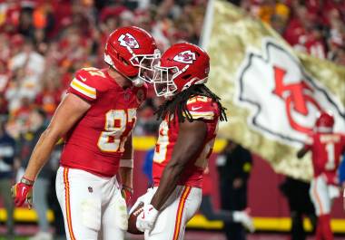 Travis Kelce celebra tras alcanzar los 83 touchdowns en la historia de los Chiefs, igualando a Priest Holmes. Travis Kelce celebra tras alcanzar los 83 touchdowns en la historia de los Chiefs, igualando a Priest Holmes.