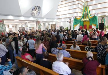 La fe de los asistentes se refleja en sus gestos durante la misa; algunos permanecen de rodillas, otros con lágrimas en los ojos, cumpliendo con devoción sus mandas. La fe de los asistentes se refleja en sus gestos durante la misa; algunos permanecen de rodillas, otros con lágrimas en los ojos, cumpliendo con devoción sus mandas.