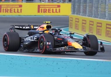Sergio “Checo” Pérez se prepara para enfrentar la carrera tras asegurar el tercer lugar en la clasificación del Gran Premio de Miami de Fórmula 1.