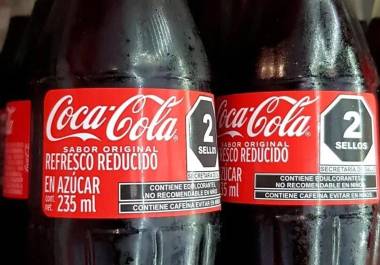 La Coca-Cola hecha en México se exporta a más de 20 países y es especialmente codiciada en Estados Unidos, donde los coleccionistas incluso pagan más por las botellas originales de vidrio . La Coca-Cola hecha en México se exporta a más de 20 países y es especialmente codiciada en Estados Unidos, donde los coleccionistas incluso pagan más por las botellas originales de vidrio .