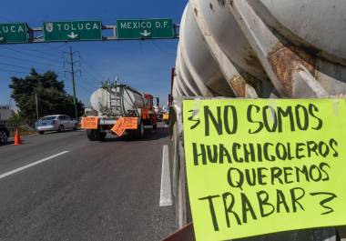 Piperos bloquearon de manera parcial ambos sentidos de la carretera México-Toluca a la altura de las Plazas Outlet, dejando solo libre un carril en ambos sentidos para la circulación, exigen audiencia con las autoridades estatales para que los dejen trabajar, después de que se llevó a cabo la Operación Caudal en 48 municipios del Estado de México, en donde fueron asegurados varios pozos y pipas por Lucro Ilícito del Agua. Piperos bloquearon de manera parcial ambos sentidos de la carretera México-Toluca a la altura de las Plazas Outlet, dejando solo libre un carril en ambos sentidos para la circulación, exigen audiencia con las autoridades estatales para que los dejen trabajar, después de que se llevó a cabo la Operación Caudal en 48 municipios del Estado de México, en donde fueron asegurados varios pozos y pipas por Lucro Ilícito del Agua.