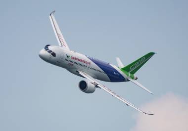 Un avión COMAC C919 vuela en una feria aeronáutica en Singapur el 20 de febrero del 2024. Un avión COMAC C919 vuela en una feria aeronáutica en Singapur el 20 de febrero del 2024.