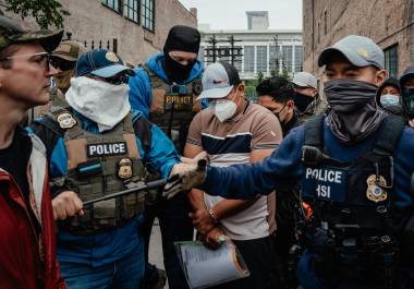 Agentes federales enmascarados retienen a manifestantes mientras conducen a inmigrantes detenidos a una camioneta en Chicago, 4 de junio de 2025. Durante décadas, Estados Unidos ha intentado presionar a los indocumentados para que se autodeporten, utilizando tácticas que dificultaron la vida a quienes intentaban quedarse. Agentes federales enmascarados retienen a manifestantes mientras conducen a inmigrantes detenidos a una camioneta en Chicago, 4 de junio de 2025. Durante décadas, Estados Unidos ha intentado presionar a los indocumentados para que se autodeporten, utilizando tácticas que dificultaron la vida a quienes intentaban quedarse.