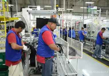 Trabajadores de Coahuila afectados por la pérdida de empleos en el sector maquilador durante 2025. Trabajadores de Coahuila afectados por la pérdida de empleos en el sector maquilador durante 2025.