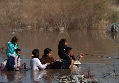 La mayoría de quienes buscan ingresar ilegalmente a EU tienen que cruzar el Río Bravo, con el grave riesgo que ello implica.