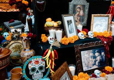 Cada 1 y 2 de noviembre, las familias colocan sus altares y ofrendas para recibir a las almas de sus seres queridos. Cada 1 y 2 de noviembre, las familias colocan sus altares y ofrendas para recibir a las almas de sus seres queridos.