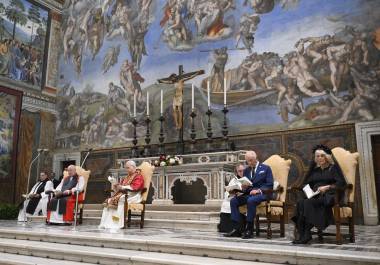 El rey Carlos III de Gran Bretaña y a la reina Camila asistiendo a una oración ecuménica con el papa León XIV (C) en la Capilla Sixtina, en la Ciudad del Vaticano. El rey Carlos III de Gran Bretaña y a la reina Camila asistiendo a una oración ecuménica con el papa León XIV (C) en la Capilla Sixtina, en la Ciudad del Vaticano.