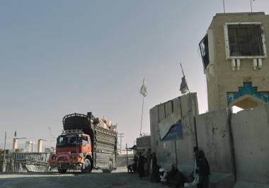 Gente esperando cerca de una puerta cerrada en el paso fronterizo de Spin Boldak con Pakistán, tras casi dos semanas de cierre de frontera por enfrentamientos entre fuerzas afganas y paquistaníes, en la provincia de Kandahar, Afganistán. FOTO: Gente esperando cerca de una puerta cerrada en el paso fronterizo de Spin Boldak con Pakistán, tras casi dos semanas de cierre de frontera por enfrentamientos entre fuerzas afganas y paquistaníes, en la provincia de Kandahar, Afganistán. FOTO: