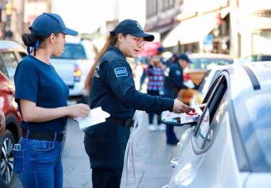 Oficiales de la Policía Municipal trabajan para estrechar lazos de confianza ciudadana.