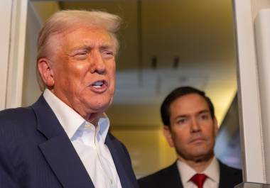 El presidente Donald Trump habla con los periodistas mientras el secretario de Estado Marco Rubio, a la derecha, escucha a bordo del Air Force One mientras viaja de Kuala Lumpur, Malasia, a Tokio, Japón. El presidente Donald Trump habla con los periodistas mientras el secretario de Estado Marco Rubio, a la derecha, escucha a bordo del Air Force One mientras viaja de Kuala Lumpur, Malasia, a Tokio, Japón.