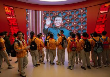 Estudiantes ven un video del presidente Xi Jinping en el Museo Militar de Pekín, el 20 de octubre de 2023. Jinping parece creer que solo su permanencia en el poder puede asegurar el ascenso de China. Estudiantes ven un video del presidente Xi Jinping en el Museo Militar de Pekín, el 20 de octubre de 2023. Jinping parece creer que solo su permanencia en el poder puede asegurar el ascenso de China.