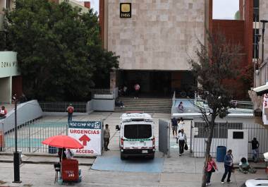 En la sala de urgencias del Hospital General de Zona No. 2 del IMSS en Saltillo la saturación, el deterioro y la falta de infraestructura mantienen a decenas de pacientes —entre ellos adultos mayores y enfermos crónicos— esperando durante días en sillas incómodas. En la sala de urgencias del Hospital General de Zona No. 2 del IMSS en Saltillo la saturación, el deterioro y la falta de infraestructura mantienen a decenas de pacientes —entre ellos adultos mayores y enfermos crónicos— esperando durante días en sillas incómodas.