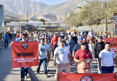 Los manifestantes advierten que las reformas afectan tanto su salario actual como sus ahorros de retiro. Los manifestantes advierten que las reformas afectan tanto su salario actual como sus ahorros de retiro.