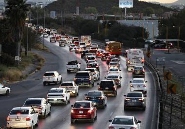 Elementos de Tránsito Municipal supervisan el flujo vehicular en avenidas principales de Saltillo durante las horas pico.