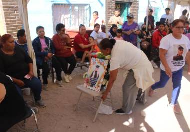 Familiares, vecinos y amigos del pequeño Anuel se reunieron para recordarlo. Familiares, vecinos y amigos del pequeño Anuel se reunieron para recordarlo.