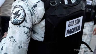 Personal de la Guardia Nacional (GN) aseguró armamento durante la detención de Alejandro “N” en la aduana de Ciudad Acuña, Coahuila.