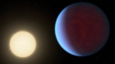 En esta ilustración, proporcionada por la NASA en 2017, se muestra el planeta 55 Cancri e, derecha, orbitando su estrella.
