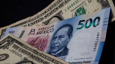 La divisa mexicana pasó por niveles de 17.30 por dólar, 17.60 unidades, 17.80 unidades, hasta alcanzar por unos segundos las 18 unidades por dólar, y se regresó a niveles de 17.50 pesos por dólar