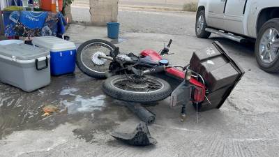 La motocicleta Honda quedó proyectada en un negoció a una distancia de 50 metros tras la colisión en Saltillo.