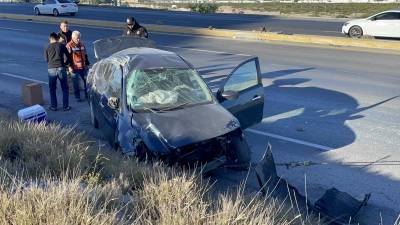 El automovilista, identificado como Luis Arturo, de 30 años, fue asistido en el lugar del accidente.