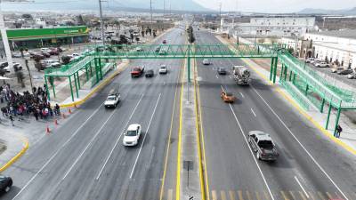 En el bulevar Antonio Cárdenas, a la altura de la colonia Las Teresitas, el puente peatonal es utilizado diariamente por cientos de personas para atravesar la transitada vialidad.
