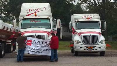 Transportistas de la ANTAC se manifestaron en diversas casetas del país para exigir al gobierno seguridad en las carreteras ya que denuncian se han incrementando los asaltos al transporte de carga.