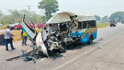 Doce personas fallecieron y siete resultaron lesionadas en un accidente carretero registrado esta mañana en la vía corta Cunduacán- Villahermosa