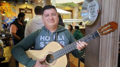 Jorge Alberto Estrada García recorre los restaurantes de Saltillo con su guitarra para ganarse la vida.
