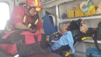 El lesionado fue trasladado en una ambulancia al Hospital General de Saltillo tras sufrir una probable fractura en la pierna izquierda.