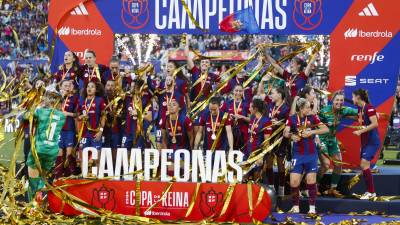 Las jugadoras del Barcelona Femenino celebran el título de la Copa de la Reina. Con este triunfo, el equipo ha logrado el triplete de títulos nacionales esta temporada.