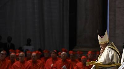 El Papa Francisco participa en la lectura de la Bula del obispo Leonardo Sapienza con motivo de la convocación del Jubileo en la Basílica de San Pedro, Ciudad del Vaticano.