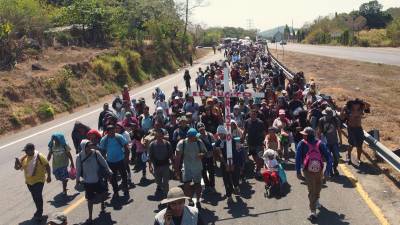 Migrantes caminan en una caravana llamada ‘Viacrucis migrante’ la cual se dirige hacia Ciudad de México, en Tapachula, al sur de México.