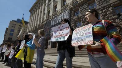 Activistas LGBTQ+ ucranianos se manifestan con motivo del Día Internacional contra la Homofobia, la Bifobia y la Transfobia (IDAHOBIT), frente al Ayuntamiento de Kiev, en el centro de Kiev, Ucrania.