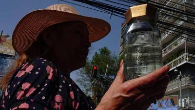 Basado en un estudio independiente presentado por los vecinos de la alcaldía Benito Juárez de la Ciudad de México, el agua contaminada contiene derivados del petróleo y cloroformo.
