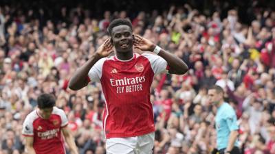 Bukayo Saka, de Arsenal, celebra después de marcar el primer gol de su equipo durante el partido de la Liga Premier.