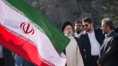 Una foto proporcionada por la oficina presidencial iraní muestra al presidente iraní Ebrahim Raisi (C) de carreteras iraníes y al ministro urbano Mehrdad Bazrpash (2-R) en el Sitio de la presa Qiz-Qalasi construida por Irán y Azerbaiyán en el río Aras en la frontera compartida entre Irán y Azerbaiyán en el noroeste de Irán, el 19 de mayo de 2024. Según los medios estatales iraníes, un helicóptero que transportaba al presidente iraní Ebrahim Raisi sufrió un ‘ aterrizaje forzoso», sin dar más información sobre el incidente. Raisi regresaba después de una ceremonia de inauguración de la presa Qiz-Qalasi construida conjuntamente por Irán y Azerbaiyán en el río Aras en la frontera compartida entre Irán y Azerbaiyán en el noroeste de Irán..