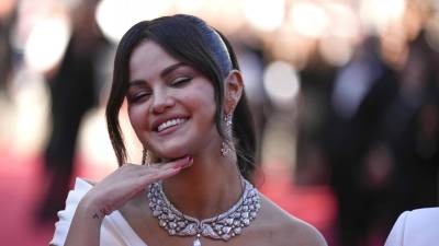 Selena Gomez da vida a la esposa de la protagonista, en una historia que combina el crimen organizado en México con la comunidad LGBTTQ+.