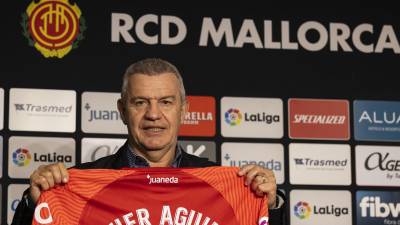 El exfutbolista y entrenador mexicano no ha entrado en negociaciones para renovar su lugar en el club español.